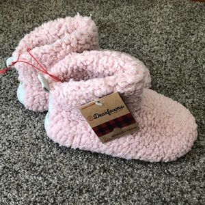 Deerfoams women’s slipper. Blush pink, small 5-6.